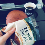 小麦・バター・牛乳不使用、まるごと豆粉のパン『ゼンブブレッド』・3種の雑穀・カカオ・くるみ＆レーズン3種類の味が楽しめます。個包装なので持ち運んで移動時にも食べやすい👍今回は飛行機の機内…のInstagram画像