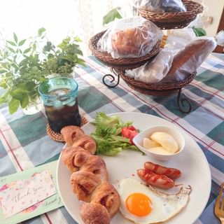 口コミ投稿：おいしいベーコンエピde朝食🥖🍴冷凍お取り寄せパンのベーコンエピを霧吹きを吹いてグ…