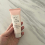 ．マザーアンドドーターUVハンドクリームN SPF37 PA+++保湿をしながら肌荒れをおさえる働きがありUV＆乾燥対策が1本でばっちりできるハンドクリーム✨落ちにくい高密着処方なの…のInstagram画像