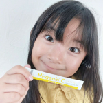 💛💛💛日焼けが気になる季節ですね☀️今回試したハイ・ゲンキC✴️1包（1.4g）に含まれるビタミンCの量は約100mg。ビタミンCは水溶性ビタミン✨消耗しやすいので、意識して補給するのが…のInstagram画像
