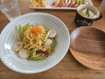 また雨。まだ雨。。引きこもりごはん🍴#パスタランチ娘とごはん作りアスパラとホタテ、いくらを使って私は#ペペロンチーノ娘は#クリームパスタスープはキャベツ、人参に手作りのワンタ…のInstagram画像