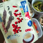 お茶なので当然飲んでも美味しいけれど、お料理も使えて便利なこんぶ茶。さらさらパウダーなので炒め物にも、和物にも、サラダの隠し味にもいいですよ。本日はこんぶ茶を使って作り置き6品完成。#PR #玉露園…のInstagram画像