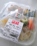 セブンミールの日替りおかずをモニターさせていただきました。事前にネットで予約してから店舗で受取をするシステム。もちろん店舗は自分で指定できるので家の近くでも職場でもその時に合わせて使えます🫶✨…のInstagram画像