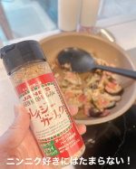 #PRクレイジーガーリックとクレイジーソルトに助けられてる日々✨ちょいかけで子供と同じご飯にもパンチか風味を増すことが出来て、ひと手間かけた味になるので大好きです🫶ただサラダにオリーブオイ…のInstagram画像