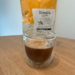 【PR】Slimore Coffee（スリモアコーヒー）☕️.食べることを我慢せずに理想のボディを目指したい！そんな思いで試したコーヒー✨.今回はアイスで楽しんでみましたがお水に溶けやすくすっ…のInstagram画像