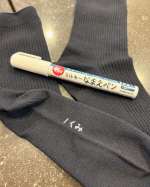 株式会社KAWAGUCHI様のご提供により、「濃い色の生地にもはっきり書ける！布用ミルキーなまえペン」をお試しさせていただいております🖊️✨黒や紺色の靴下、ハンカチ、下着などにお名前付けしたい時っ…のInstagram画像
