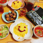 今日の晩ごはんは#オムライス ！#ミネストローネ とサラダ🥗食事と一緒のお茶は#黒烏龍茶 。わが家は年中やかんでお茶沸かしてます。ジャスミン茶か烏龍茶。今日のは　@itohkampo.off…のInstagram画像