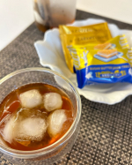 烏龍茶（水仙種）100％を使用✨漢方屋さんの作った、すっきりおいしい黒烏龍茶♪夏は麦茶を飲む機会が多いけど、特にこってりした料理やハイカロリーの食事のお供には、黒烏龍茶の方が合う♡水出し…のInstagram画像