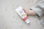 .『無添加 日やけ止めミルク チューブタイプ』をモニターさせていただきました🙇🏻‍♀️‎🤍SPF35 PA+++親子で使える日焼け止めミルクです✨️石けんで簡単にオフできて、ノンケミカ…のInstagram画像