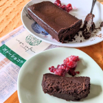 この美味しそうなチョコレートケーキなんと　ヴィーガンなんです🍫味が濃くて満足するけど身体にやさしいそして冷凍で便利👌そんなシリーズを紹介しますニップン🍳ベジカフェシリーズ🍳です❣️…のInstagram画像