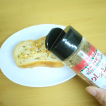 【 クレイジーガーリック 】岩塩と数種類のハーブ・スパイスに、フライパンで炒めたような香ばしいにんにくの風味をブレンドされた調味料♪さっそくクレイジーガーリックを使ってガーリックトースト作って…のInstagram画像