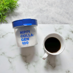 食べるコラーゲン𓂃🩵🫧 ． ． ニッピコラーゲン化粧品様の『ニッピコラーゲン100 フィッシュタイプ お試し用』をドリンクに混ぜて飲んでみました🍹 ． いつも飲んでいるカルピスサジードリンクに…のInstagram画像