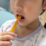 6歳娘。下の前歯が2本抜けました〜。かわいい永久歯がすでにニョキッとお顔を出しています。そして、なんと右奥歯と左奥歯にも、新しく永久歯が生え始め、娘のお口は新しくお目見えの永久歯が計4本！！！…のInstagram画像
