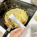 新パッケージになった玄米酵素を！塩焼きそばの中にイン！！！味も色もかわらないので、こっそり栄養補給できちゃいます🥰パッケージがかわって薬っぽさがなくなりましたね！手軽な栄養補給にこちらをぜひ！…のInstagram画像