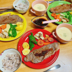 今日の晩ごはん。#ステーキ 🥩柔らかくって美味しかった♪ごはんは🍚北海道産の雑穀入りごはん🍚美味しかった！今日はともの誕生日🎉🎂２２歳やって‼️はや！おめでとう🎊いつもニコニコ☺️のとも…のInstagram画像