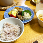 晩ごはんは和風ハンバーグのつもりがデロンデロンで塊になりませんでした😇玉ねぎ麹を入れて少し時間が経過してたからかなぁ？？フライパンいっぱいに広げて焼いて、切り分けました。そぼろを集めた感じ今日のご飯…のInstagram画像