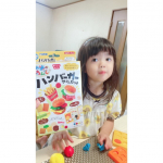 お米の粘土シリーズのハンバーガーやさんセットで遊んだよ💕　小さい子が遊んでも安心素材で出来てるお米の粘土✨こむぎの粘土よりもしっとり感があり柔らかく扱いやすい。　伸ばしたり細かくしたりすると、ね…のInstagram画像