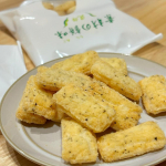 ・・・おせんべい・おかきの老舗もち吉「素材の餅味」  もち吉がこだわり抜いた餅米と水を使用したあられに風味豊かな北海道産刻み昆布を練り込みほんのり甘みのある伯方の塩をまぶしたおかき…のInstagram画像