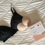 .@itoomof 様の母乳パット使用👶🏻🍼🤍前みたいにポタポタ出てこないけど、わざわざパット買うのもやしと思ってた矢先にこのパットに出会った🌈　マジで神！むれへんし痒くならない！フィットし…のInstagram画像