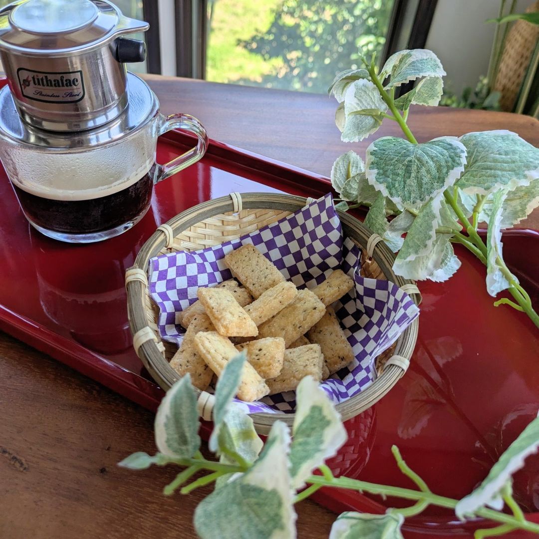 口コミ投稿：🇻🇳ベトナムコーヒー☕️でリラックスタイムおせんべいは、もち吉　素材の餅味昆布もち…