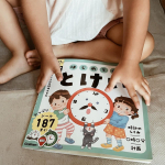 .#PR シールで学ぶこどもの教養ドリルはじめてのとけい🕰️シールはたっぷり１８７枚つき！くり返し学習で理解を深め、計画力の土台もつくりができます💡__________パパ…のInstagram画像