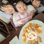 🎂3日前、あいちゃん6ヶ月になりました👶✨お祝いのケーキは、ほぼ、やえちゃん作🎂アンパンマンビスケットを用意していたら、やえちゃんが「昨日のおやつに食べて残ってるアルファベットビスケットもの…のInstagram画像
