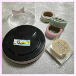 ”布にデコが楽しめる”布製のテープ「ヌノデコテープ」を使ってみました❤︎布にもそれ以外にも貼れます♪小物はそのまま貼れて可愛くなるし、布はアイロン接着で洗濯しても取れずに大丈夫👌デコ楽しい💕…のInstagram画像