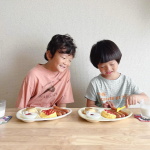 ❁⃘昨日ナイトプールに行って遅くまでたくさん遊んだ我が家の今朝はゆっくりのんびりスロースタート🥹☀️・朝ごはんに活用したのは「ユーコープのお試しセット」︎💕︎・子供たちお気に入りの「味…のInstagram画像