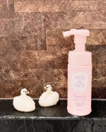 🦢🫧弱酸性＆アミノ酸の低刺激なフェミニンウォッシュ🧴子どもと一緒に使ってるよ🧒🏻泡ででてくるからバタバタのお風呂で重宝してる🛁「母娘のはじめてのフェムケア」というマザーアンドドーターさ…のInstagram画像