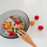 ．早速、ベランダで収穫した夏野菜と実家から届いた夏野菜でサラダに🥗🥢😋素材の味を楽しむために味付けはマヨネーズだけ💛火を使わないので時短でラクチンです♪モリモリ食べて午後もがんばろう(…のInstagram画像