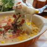 冷凍のパスタドリア。濃厚なクリームソースに細めのスパゲッティとご飯が入った、食感も味もとてもお気に入りです。私はいつもグラタン皿に移し替えて温め、熱々を楽しみます。少し濃い目の味なので、サ…のInstagram画像