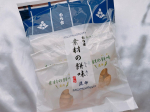 【素材の餅味 昆布】⁡ もち吉がこだわり抜いた餅米と水を使用したあられに風味豊かな北海道産刻み昆布を練り込み、ほんのり甘みのある伯方の塩をまぶしました。⁡⁡おせんべいって開けてもその日に食べ…のInstagram画像