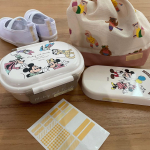 幼稚園が始まるので、持っていくものに名前書き♪プラスチック素材に名前を書いてもすぐ消えてしまうため、「モノペタラベル」を使用しました✨水に強く、剥がれにくいシールなので洗っても問題なし！！色も…のInstagram画像