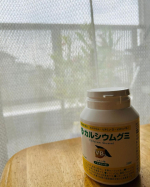 カルシウムグミレモン味のカルシウムグミ伸び盛りの子供たちにおすすめしたいグミです♪好き嫌いだったり今から暑さで食欲落ちるなどなかなかのきちんと栄養とらせてあげれない、、、てママさんは多いはず。…のInstagram画像