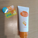 夏のくすみをポロポロ✨ロゼットゴマージュブライトピール乳白色の柔らかいクリームぬれた肌にそのまま使えるところがいいところ！消しゴムのかすのようなもこがポロポロお湯でオフすると、お肌すっきり…のInstagram画像
