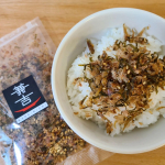 ＼✨カネ吉の生ふりかけ✨／毎日食べたいカネ吉の生ふりかけ🙌素材の味を活かしたシンプルな味付けなので、しょっぱさなどもなく、たっぷりかけて食べたくなるおいしさです💓口の中に入れた時にかつおと…のInstagram画像