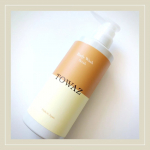 💛TOWAZ スクラブボディウォッシュ💛透明のボディーウォッシュに白やオレンジの細かなスクラブが入っています。角質や汚れが気になるところにはそのままやさしくマッサージするようになじませて…のInstagram画像