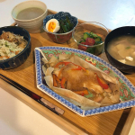 .【晩御飯】○ごぼうとにんじんのおこわ○魚と野菜の蒸し焼き○ピーマンの昆布あえ○きゅうりとトマトのお漬物○キノコと豆腐の味噌汁○減塩梅こんぶ茶ピーマンの昆布あえは、減塩梅こんぶ茶で味…のInstagram画像