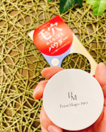 気になる毛穴‼️毛穴が開いていて本当に嫌になる、、、😢　ふんわりエアリーなパウダーでカバーしたい🤩　持ち運びに便利なサイズ感も良い🙆🏻‍♀️ 中に小さいミラーが付いている心配りも素敵😄…のInstagram画像