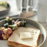 ⁡⁡美味しいパンを届けていただいたので、今朝はトーストプレートモーニングです☀︎冷凍パン便は、全国の人気パン屋さんのお取り寄せできるぱん結び @pan_musubi🍞⁡もっちり、ふんわり…のInstagram画像