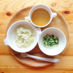 CO-OPの離乳食＆時短セット♪ ・１回分ずつトレーで小分けされている国産野菜で作ったなめらかキューブほうれん草・食塩不使用で、スプーンで簡単にカットできる、やわらかいミニうどん・解凍してもパ…のInstagram画像