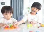 ..夏休みようやく終わりましたねぇー世の中のママさんお疲れ様でした！夏休みはお庭でプールプールプール、、、おうち遊びもネタを尽き😇工作好きの長男と次男でお⽶のねんど ハンバーガ…のInstagram画像