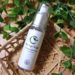 【モリンガブライトセラム（無香料）30ml】私もたいして詳しくないのですが、夫はバラとカーネーションの違いもわからない植物音痴。数年前のこと、「何だこの変な草は」と言って、庭に生えていたアロエを…のInstagram画像