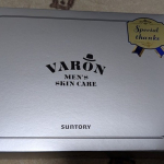 大人の男性のためのオールインワンスキンケアのVARON オールインワンセラムをお試しさせて頂きます。外箱が光沢のあるシルバーで高級感が出まくっていました。フローラルの優しい香りのOrigin…のInstagram画像