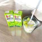 豆乳スムージー🥝作りました！キウイ🥝は凍らせると皮が剥きやすくなるよ♡ざくぎりにしたキウイに豆乳を入れて、スプーンでザクザクするとスムージーになりました！すごく簡単で美味しいのでおすすめです！…のInstagram画像