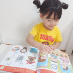 【繰り返す🔁】えまがたくさんお世話になった学研プティパといえば・・・シール貼りとカラフル絵本♡今回プティパを卒業するえまは学研のシールで学ぶドリル↓『はじめてのとけい』をお試しさせ…のInstagram画像