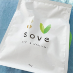『SOVE シリアル』を食べてみました！ 1食30gでたんぱく質が約15gも摂れるのが魅力的なシリアル。4種類の野菜キューブがカラフルで、見た目もおしゃれです。 大豆のフレークは香ばしくて、そ…のInstagram画像