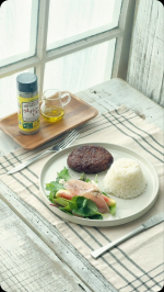 ランチに旬のいちじくを使ったサラダを添えたハンバーグランチ🍽️ 皆様ご存知のクレイジーソルトシリーズのレモン🍋を使ってみました！ドレッシングの代わりにオリーブオイルとクレイジーレモンを振りかけるだけ…のInstagram画像