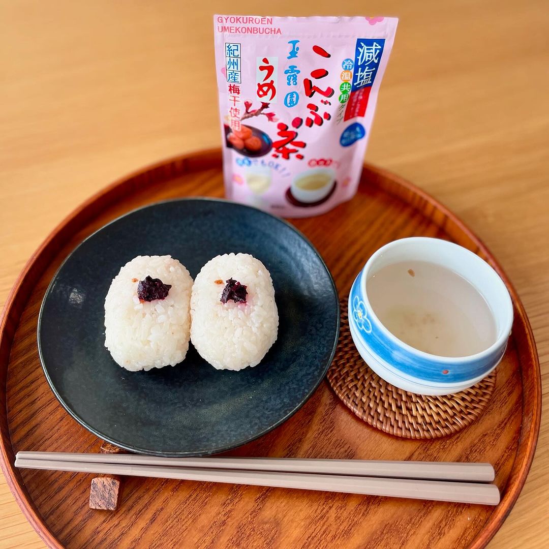 口コミ投稿：玉露園さんの《減塩梅こんぶ茶》ご飯に混ぜて、おにぎりで食べると美味しいよ🍙夏場は…