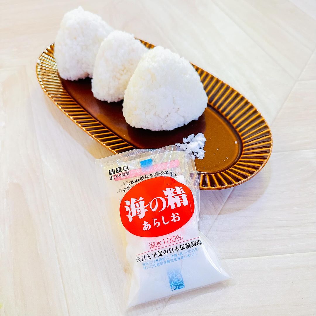口コミ投稿：.海の精様より　♥️あらしお🧂♥️ を頂きました☺️塩おにぎりが美味しい🤤塩おにぎりを作…